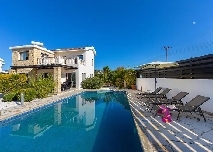 Eliza, Coral Bay Villa Pégeia