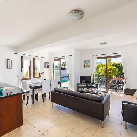 Eliza, Coral Bay Villa