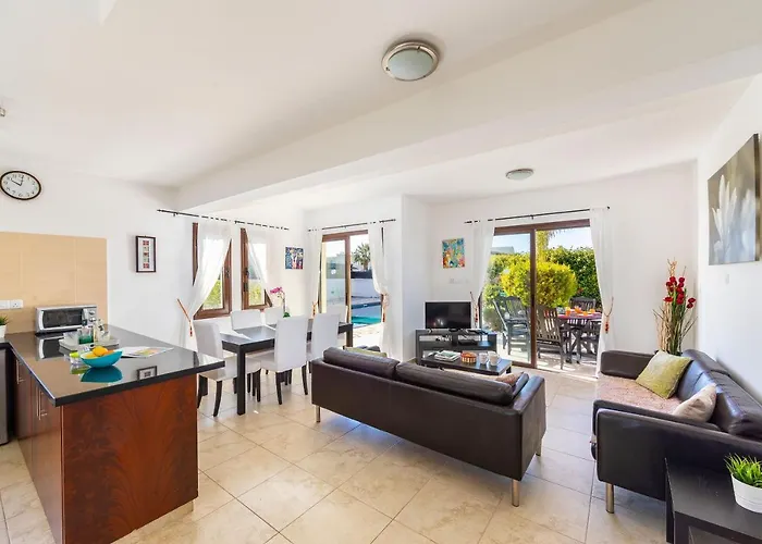 Eliza, Coral Bay Vila