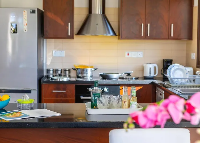 Eliza, Coral Bay Vila Pegeia