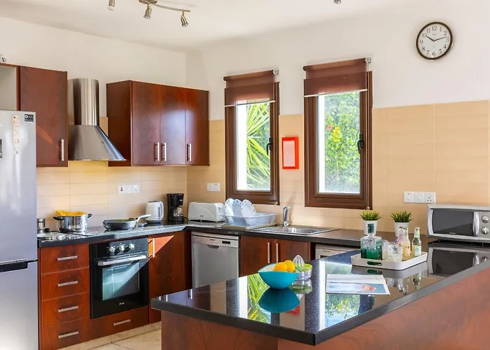 Eliza, Coral Bay Vila *