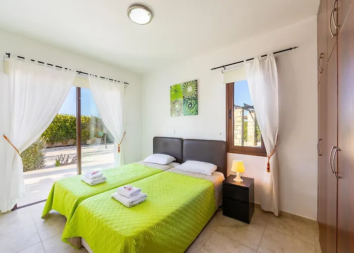 Eliza, Coral Bay Vila Pegeia